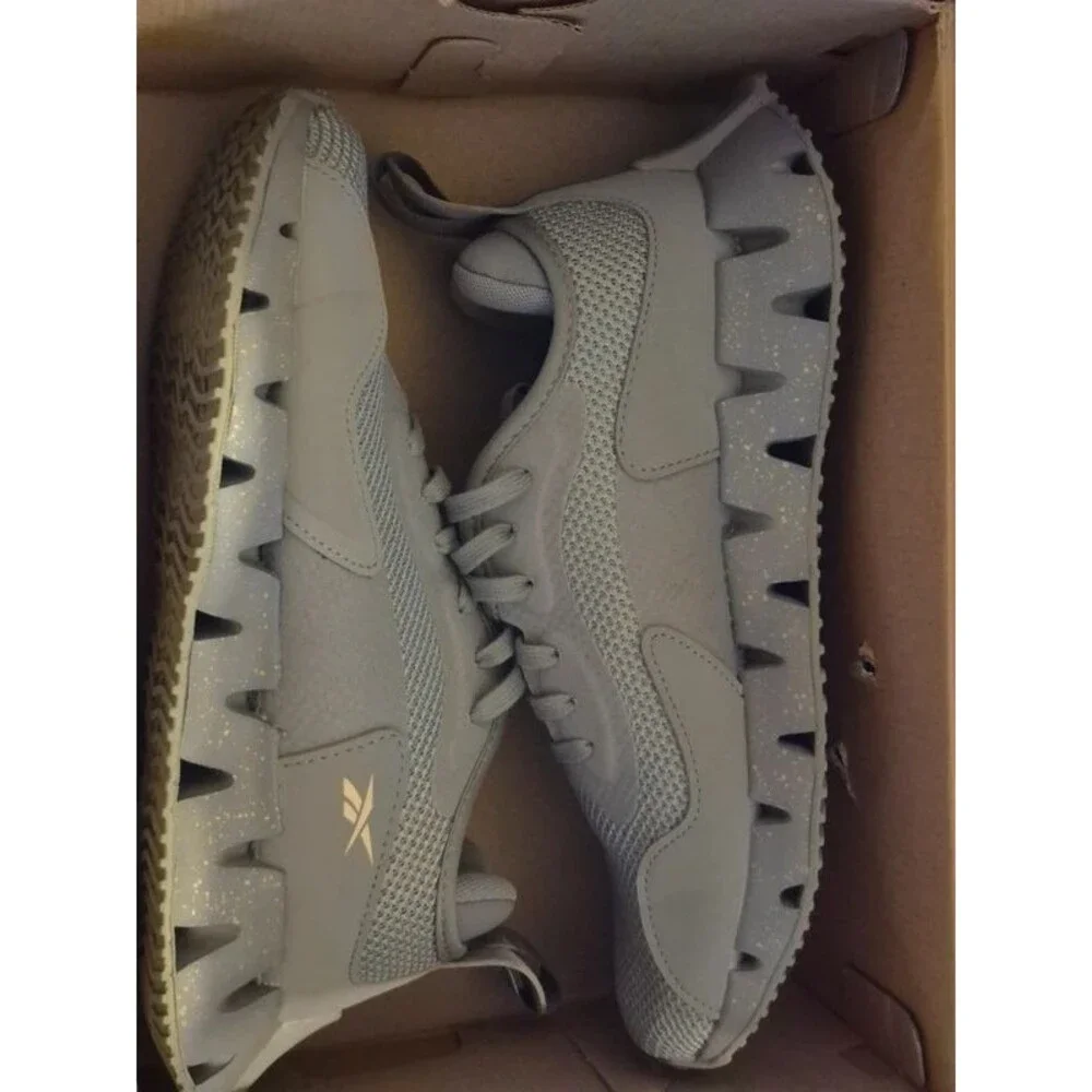LIGHT Grey Women's  Reebok  Zig Dynamica Sneakers. Size 9